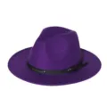 Paarse vilt fedora hoed, elegante paarse jazzhoed met zwarte lederen riem en metalen gesp. - M (56-58cm) / Donkerpaars