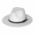 Gedetailleerd overzicht van de witte viltfedora hoed met stijlvolle zwarte lederen riem. - M (56-58cm) / Wit
