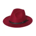 Wijnrode fedora hoed detail, lederen riem en metalen gesp close-up, retro stijl. - M (56-58cm) / Bordeauxrood