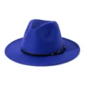 Nahaufnahme des blauen Fedora Hutes mit schwarzem Lederriemen und metallener Schnallendetail. - M (56-58cm) / Saphirblau