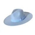 Λεπτομερής όψη του γαλάζιου καπέλου fedora από μάλλινο τσόχα με ασορτί φιόγκο. - M (56-58cm) / Ανοιχτό μπλε