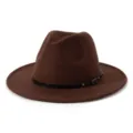 Detailansicht des braunen Flachkrempen-Fedora-Hutes mit elegantem schwarzem Gürtel und Schnalle. - M (56-58cm) / Kaffeebraun