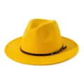 Detailansicht des gelben Fedora-Hutes mit schwarzem Gürtel, stilvoller Filzhut für Damen. - M (56-58cm) / Gelb