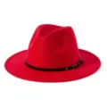 Nahaufnahme der roten Fedora-Hut-Details mit feiner Wollfilztextur und schwarzem Gürtel. - M (56-58cm) / Rot