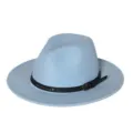 Lichtblauwe fedora hoed detailopname, klassieke jazzy hoed met zwarte riem en metalen gesp. - M (56-58cm) / Lichtblauw