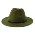 Detailansicht des olivgrünen Fedora-Hutes mit stilvollem schwarzem Ledergürtel und Metallschnalle. - M (56-58cm) / Armeegrün
