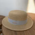Chapeau de paille plat pour femme été avec ruban gris et détail en métal pour protection solaire. - Ruban Bleu Clair Dessus Plat / Kaki