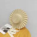 Chapeau de paille beige à large bord ondulé, sommet plat et ruban blanc pour l'été. - M (56-58cm) / Beige Ruban Imprimé