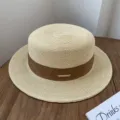 Sombrero de paja plano minimalista con cinta marrón, elegante sombrero de sol de playa de verano. - Cinta Caqui Parte Superior Plana / Beige