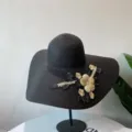 Schwarzer Strohhut mit breiter Krempe und eleganter Blumenstickerei fuer den Strandurlaub. - M (56-58cm) / Schwarz