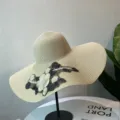 Blumen bestickter Strohhut mit breiter Krempe, stylischer Sonnenschutz für Sommer. - M (56-58cm) / Beige