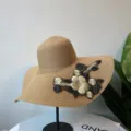 Geflochtener Strohsonnenhut mit Blumenstickerei und breiter Krempe für den Sommerurlaub. - M (56-58cm) / Khaki