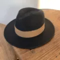 Sombrero fedora de paja negro para mujer protección solar con banda kaki y detalle de metal. - Cinta Caqui Fedora / Negro