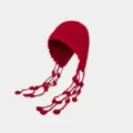 Rote handgemachte Häkelmütze mit Fransen und Bällen, stilvolle Strickmütze für Damen. - Burgunderrot