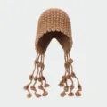 Handgestrickte Häkelmütze mit verspielten Quastenbändern, warme Damen Wintermütze stilvoll. - Khaki