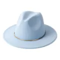Détail de chapeau fedora en feutre bleu clair, élégant chapeau en laine avec bande métal. - M (56-58cm) / Bleu clair