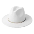 Vue détaillée de chapeau fedora blanc avec bande noire élégante et anneau métallique. - M (56-58cm) / Blanc