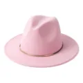 Détail chapeau fedora en feutre rose, chapeau jazz élégant avec boucle métal et cordon noir. - M (56-58cm) / Rose