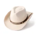 Vue en gros plan du chapeau de cowboy occidental rétro beige avec une bande de cuir tressée. - M (56-58cm) / Beige