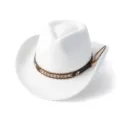 Gros plan détaillé d'un élégant chapeau de cowboy blanc avec une bande en cuir tressé marron. - M (56-58cm) / Blanc