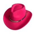Gros plan sur le chapeau de jazz rose vif mettant en valeur sa belle bande en cuir. - M (56-58cm) / Rose rouge