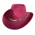 Vue rapprochée du chapeau Fedora jazz bordeaux élégant avec ceinture en cuir tressé. - M (56-58cm) / Bordeaux