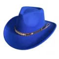 Détail de chapeau fedora bleu roi avec bande en cuir tressé marron et accessoire en métal. - M (56-58cm) / Bleu saphir