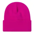 Gros plan détaillé de la texture du tissu de bonnet en tricot rose vif d'hiver et revers. - Taille Unique / Rose rouge