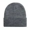 Gros plan du bonnet en tricot gris avec texture fine et design à revers chaud pour l'hiver. - Taille Unique / Gris