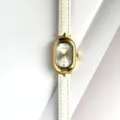 Vue détaillée de la montre quartz femme MICAI, boîtier ovale doré et bracelet en cuir blanc. - Boîtier Doré Cadran Blanc Bracelet Blanc