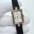 Elegante Damen Armbanduhr mit rechteckigem Zifferblatt, römischen Ziffern und schwarzem Lederarmband. - Goldenes Gehäuse Weißes Zifferblatt Schwarzes Armband
