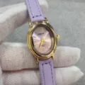 Gedetailleerd overzicht van het elegante ovale horloge met een roze wijzerplaat en band. - Gouden Kast Paarse Wijzerplaat Paarse Leren Band