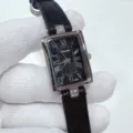 Primer plano de un reloj de mujer vintage rectangular con esfera negra y correa de cuero. - Caja Plateada Esfera Negra Correa Negra