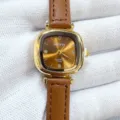 Gros plan détaillé de la montre quartz pour femme carrée vintage avec bracelet en cuir marron. - Boîtier Doré Cadran Café Bracelet Café