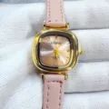 Gros plan d'une montre quartz pour femme avec cadran rose et bracelet en cuir. - Boîtier Doré Cadran Rose Bracelet Rose