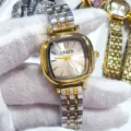 Primer plano detallado de reloj de mujer con caja cuadrada dorada y correa metálica bicolor. - Bicolor Esfera Blanca