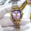Reloj de cuarzo para mujer con esfera cuadrada morada y correa de metal bicolor. - Bicolor Oro Plata Esfera Violeta
