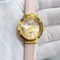Gros plan détaillé de la montre quartz pour femme avec bracelet en cuir rose et cadran numérique. - Boîtier Doré Cadran Rose Bracelet Rose