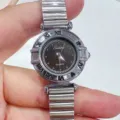 Detailweergave dames quartz horloge met vintage metalen bamboe expansieband romeinse cijfers. - Zilveren Kast Zwarte Wijzerplaat
