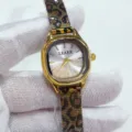 Primer plano del cuadrante del reloj de cuarzo octogonal dorado con correa de leopardo. - Esfera Blanca / Dorado