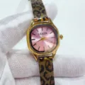 Detalle en primer plano del reloj de mujer octogonal con esfera rosa y correa de leopardo. - Esfera Rosa / Dorado