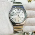 Montre quartz pour homme avec bracelet en acier inoxydable et affichage du jour et de la date. - Boîtier Argenté Cadran Blanc