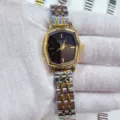 Primer plano detallado del reloj de mujer con esfera poligonal y correa metálica bicolor. - Bicolor Esfera Negra