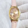 Kloris minimalistische ovale Quarzuhr Detailansicht mit rosa Lederarmband und Zifferblatt. - Goldenes Gehäuse Rosa Zifferblatt Rosa Armband