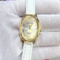Gros plan détaillé de la montre à quartz ovale dorée avec bracelet en cuir blanc et chiffres. - Boîtier Doré Cadran Blanc Bracelet Blanc