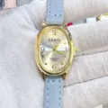 Elegante ovale Damen Quarzurmuhr mit hellblauem Lederarmband und silbernem Zifferblatt Detail. - Goldenes Gehäuse Weißes Zifferblatt Hellblaues Armband