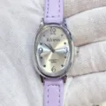 Kloris Damen Quarzarmbanduhr mit ovalem silbernen Zifferblatt und violettem Lederarmband - Silbernes Gehäuse Weißes Zifferblatt Violettes Armband
