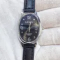 Nahaufnahme der Damen Quarzuhr mit elegantem ovalen schwarzen Zifferblatt und Lederarmband. - Silbergehäuse Schwarz Zifferblatt Schwarz Armband