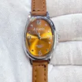 Nahaufnahme der eleganten ovalen Quarzuhr mit braunem Lederarmband und klarem Zifferblatt. - Silbernes Gehäuse Braunes Zifferblatt Braunes Armband