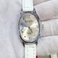 Nahaufnahme der eleganten ovalen Quarzuhr mit weißem Lederarmband und klarem Zifferblatt. - Silbernes Gehäuse Weißes Zifferblatt Weißes Band